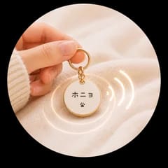 首輪の NFC タグにスマートフォンをかざす様子